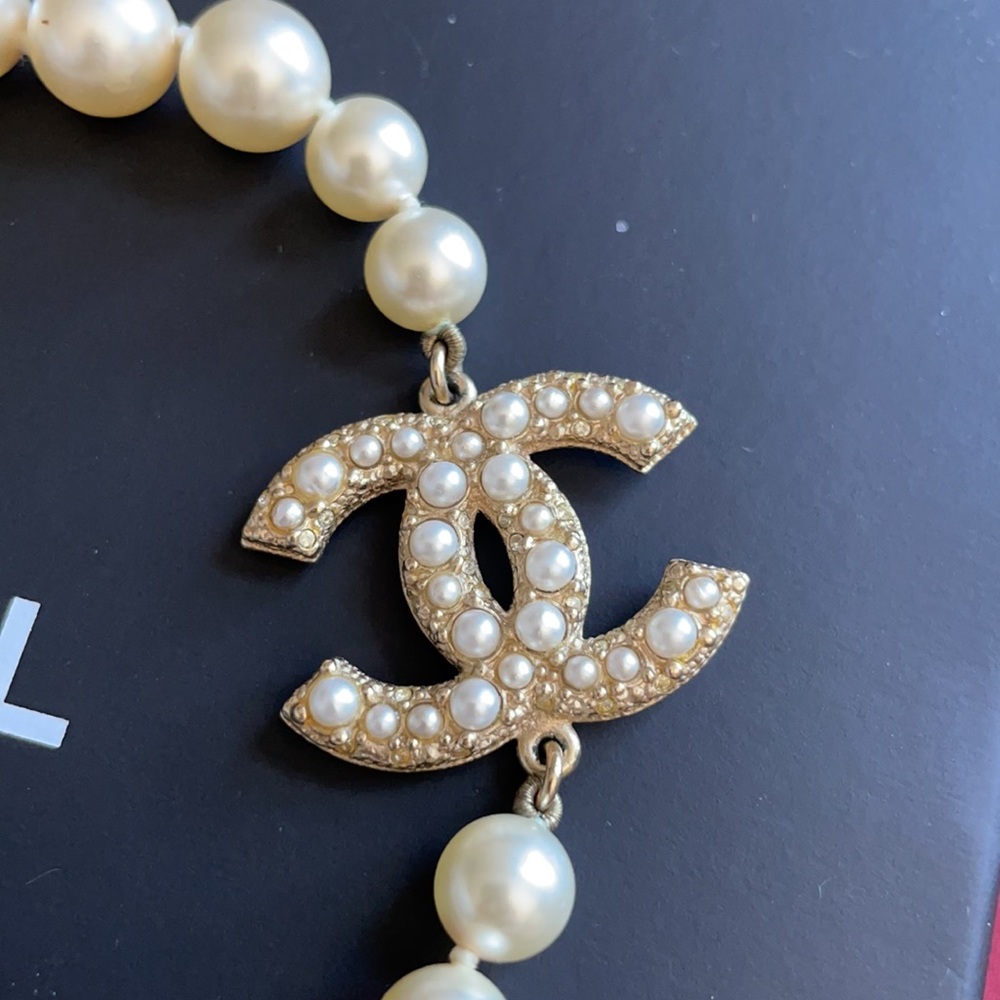 100% authentic Chanel CC necklace - white pearls with gold and pearl CC